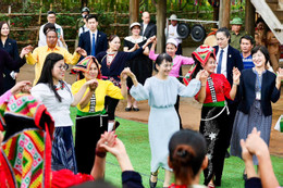 Phu nhân Lê Thị Bích Trân và Phu nhân Thủ tướng Nhật Bản ném còn, làm đàn t’rưng