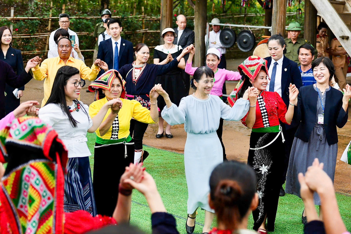 Phu nhân Lê Thị Bích Trân và Phu nhân Thủ tướng Nhật Bản ném còn, làm đàn t’rưng