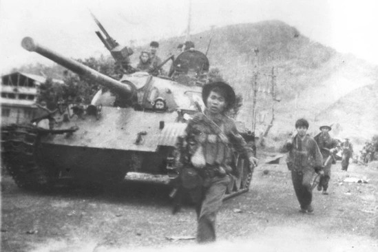 Tỉnh đầu tiên nào ở miền Nam được giải phóng trong năm 1975?