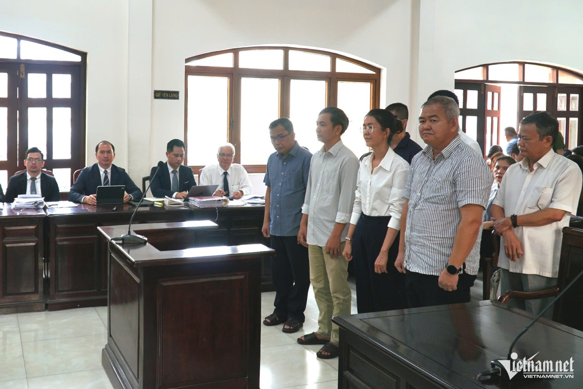 W-680 can trai phep.jpg