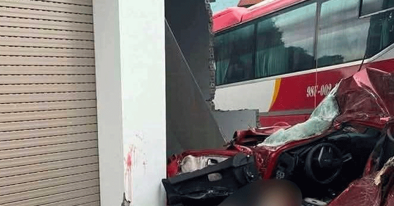 Xe khách đâm bẹp ô tô con ở Bắc Giang, 1 người tử vong