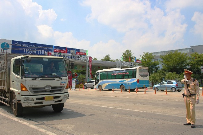 Khi các tuyến cao tốc ra vào Hà Nội ùn tắc dịp nghỉ lễ, tài xế đi đường nào?