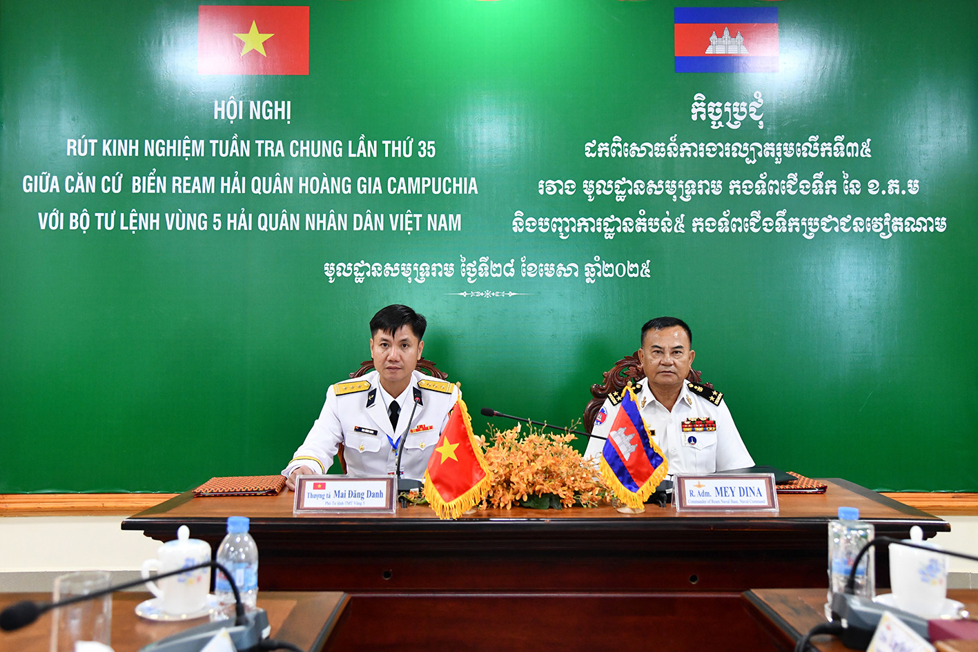 1. Thượng tá Mai Đăng Danh và Phó Đô đốc May Dina đồng chủ trì hội nghị.JPG