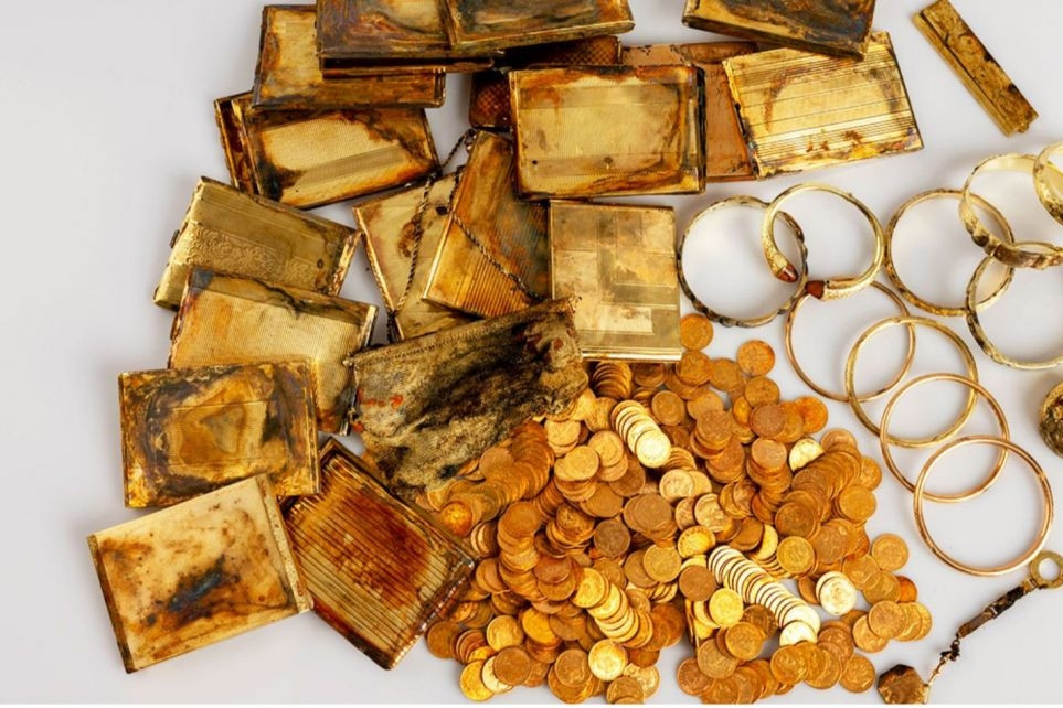 2 du khách phát hiện kho báu chứa nhiều trang sức và 3,7kg vàng