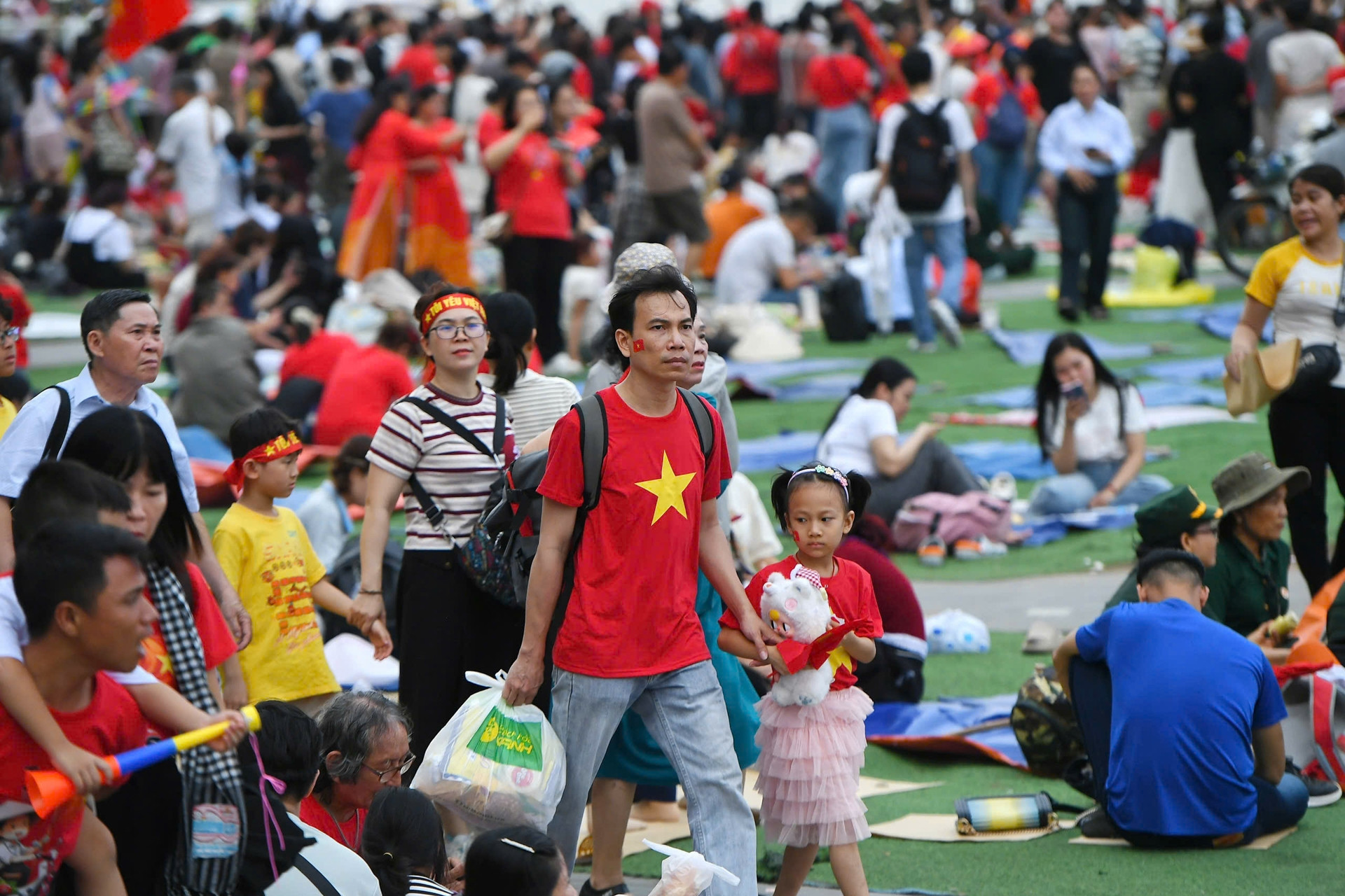 Người dân trải bạt, chuẩn bị thâu đêm ngoài phố chờ xem diễu binh đại lễ 30/4