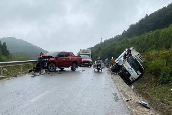 Bản tin cuối ngày 28/4: Hai ô tô tông nhau, người đi xe máy tử vong