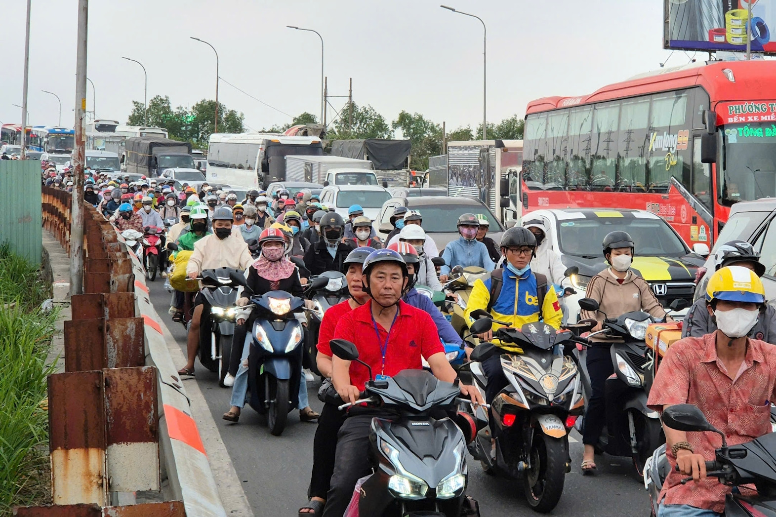 Nhiều tuyến đường TPHCM kẹt cứng do người dân về quê nghỉ lễ 30/4 - 1/5