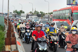 Nhiều tuyến đường TPHCM kẹt cứng do người dân về quê nghỉ lễ 30/4 - 1/5