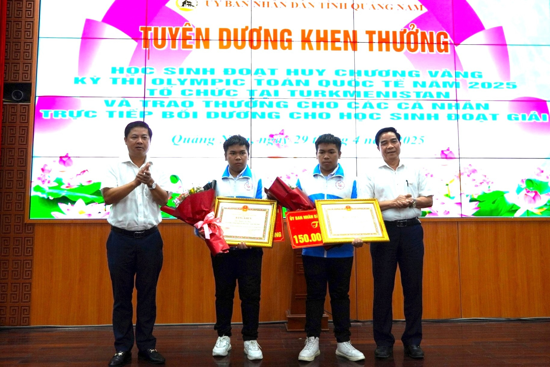 Anh em sinh đôi giành Huy chương Vàng Olympic Toán được thưởng 300 triệu đồng