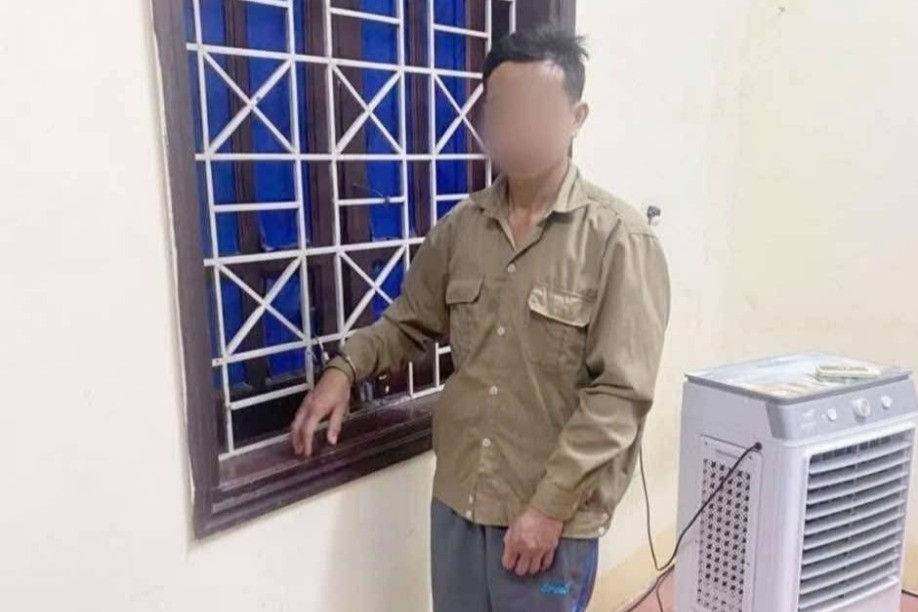 Bắt giữ khẩn cấp nam phụ huynh xông vào trường, đánh cô giáo túi bụi