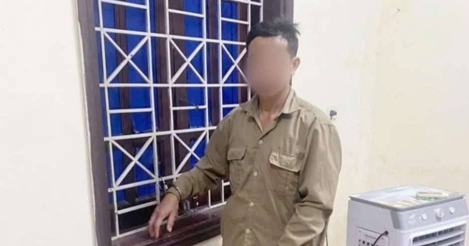 Bắt giữ khẩn cấp nam phụ huynh xông vào trường, đánh cô giáo túi bụi