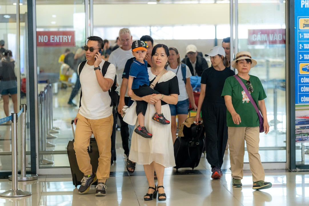Cách làm thủ tục nhanh khi ‘biển người’ đổ về sân bay Nội Bài bắt đầu nghỉ lễ