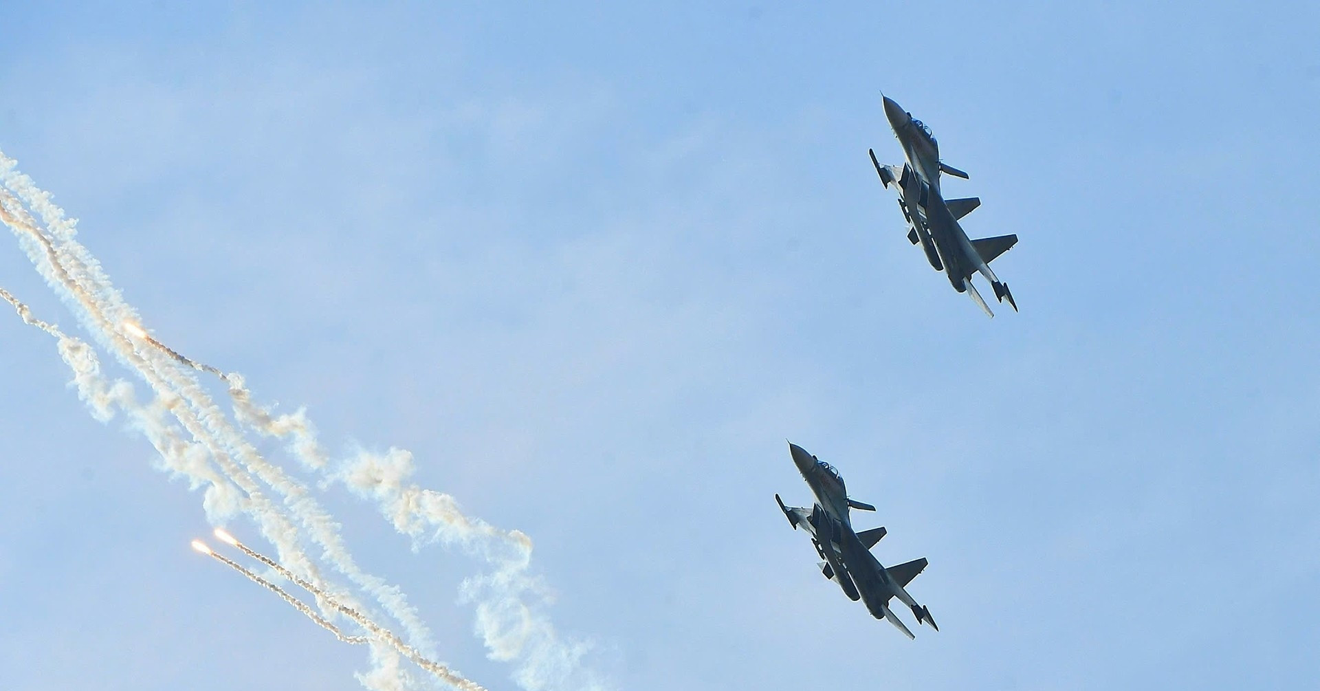 Công nghệ bẫy nhiệt Su-30: Khi tên lửa tầm nhiệt chỉ còn biết... lạc đường