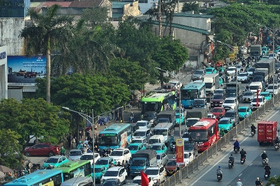 Dòng người ùn ùn về quê nghỉ lễ, cửa ngõ Hà Nội tắc cứng