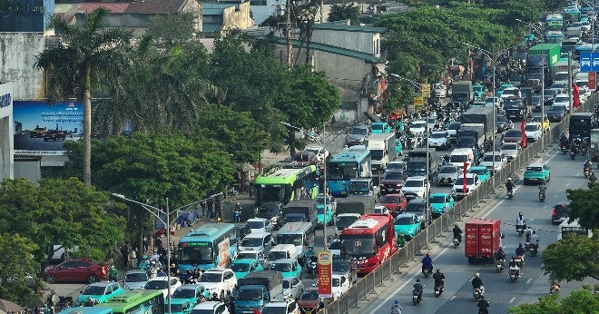 Dòng người ùn ùn về quê nghỉ lễ, cửa ngõ Hà Nội tắc cứng