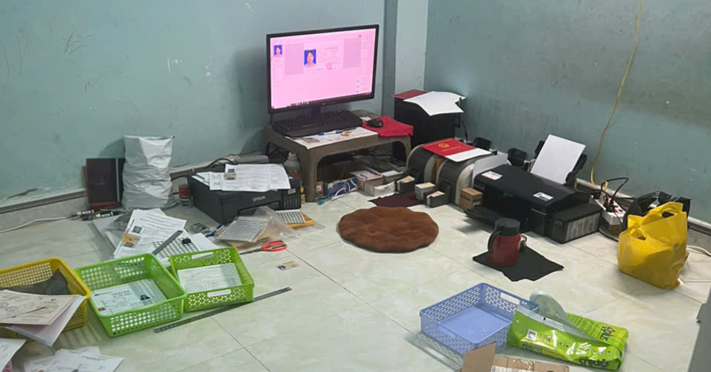 Đột kích lò 'chế' giấy phép lái xe, căn cước giả của nhóm nhân viên giao hàng