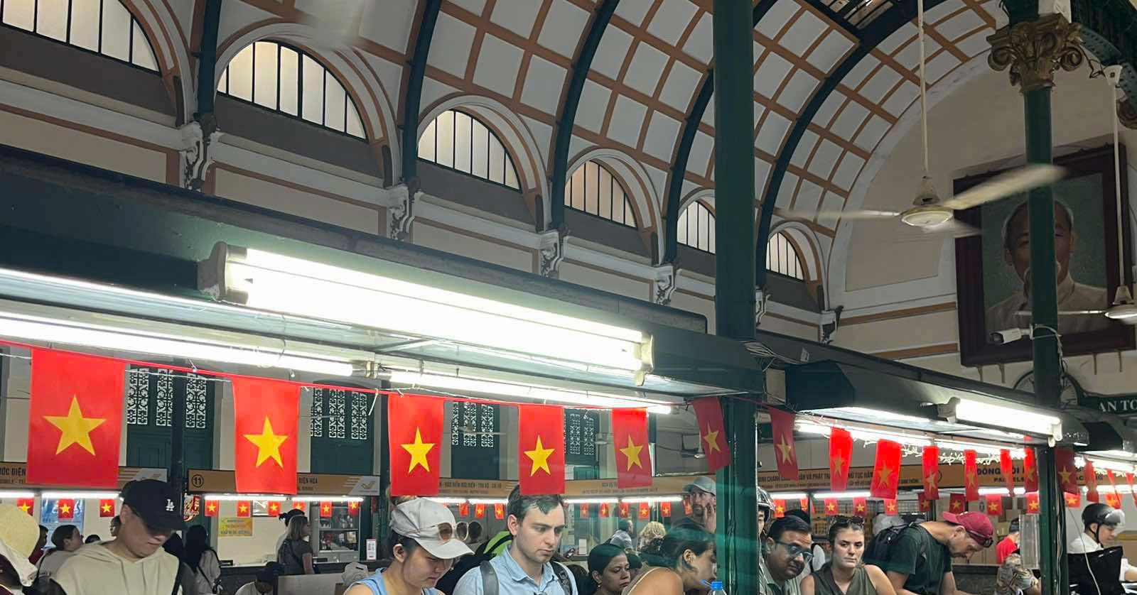 Giới trẻ ‘săn’ bộ tem Kỷ niệm 50 năm Ngày Giải phóng miền Nam