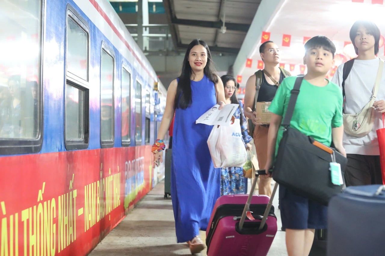 Hai đoàn tàu Thống Nhất lăn bánh, sẽ gặp nhau tại Đà Nẵng vào trưa 30/4