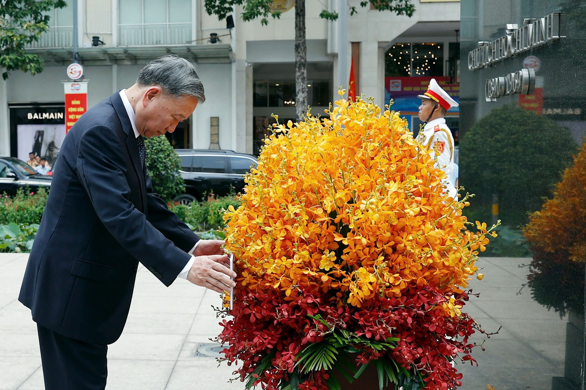 Lãnh đạo, nguyên lãnh đạo Đảng, Nhà nước dâng hương tưởng nhớ Bác Hồ tại TPHCM