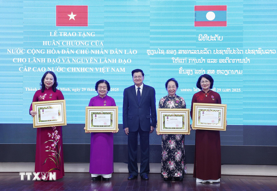 le trao huan chuong tu do hang nhat cua nha nuoc lao tang lanh dao cap cao viet nam5.jpg