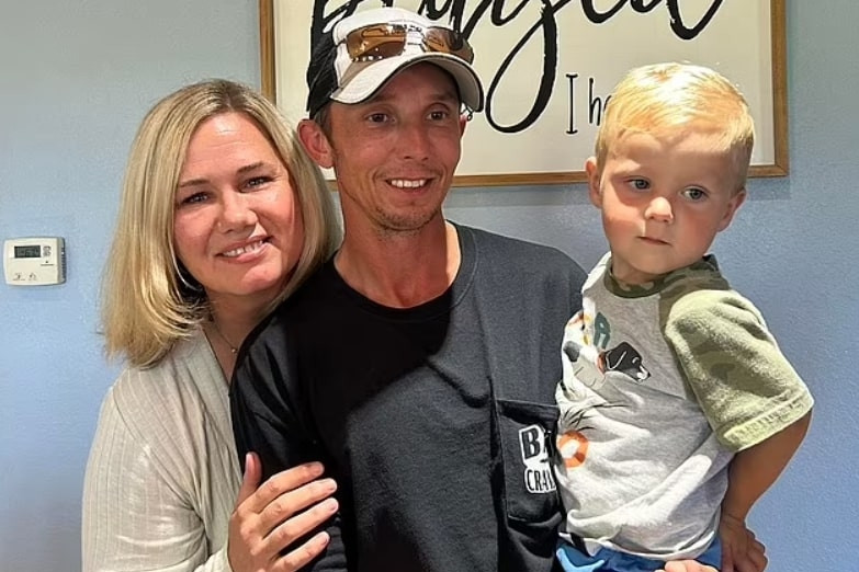 Mẹ bỏ đi, bố đối xử tệ, cô gái sốc khi xem kết quả xét nghiệm ADN