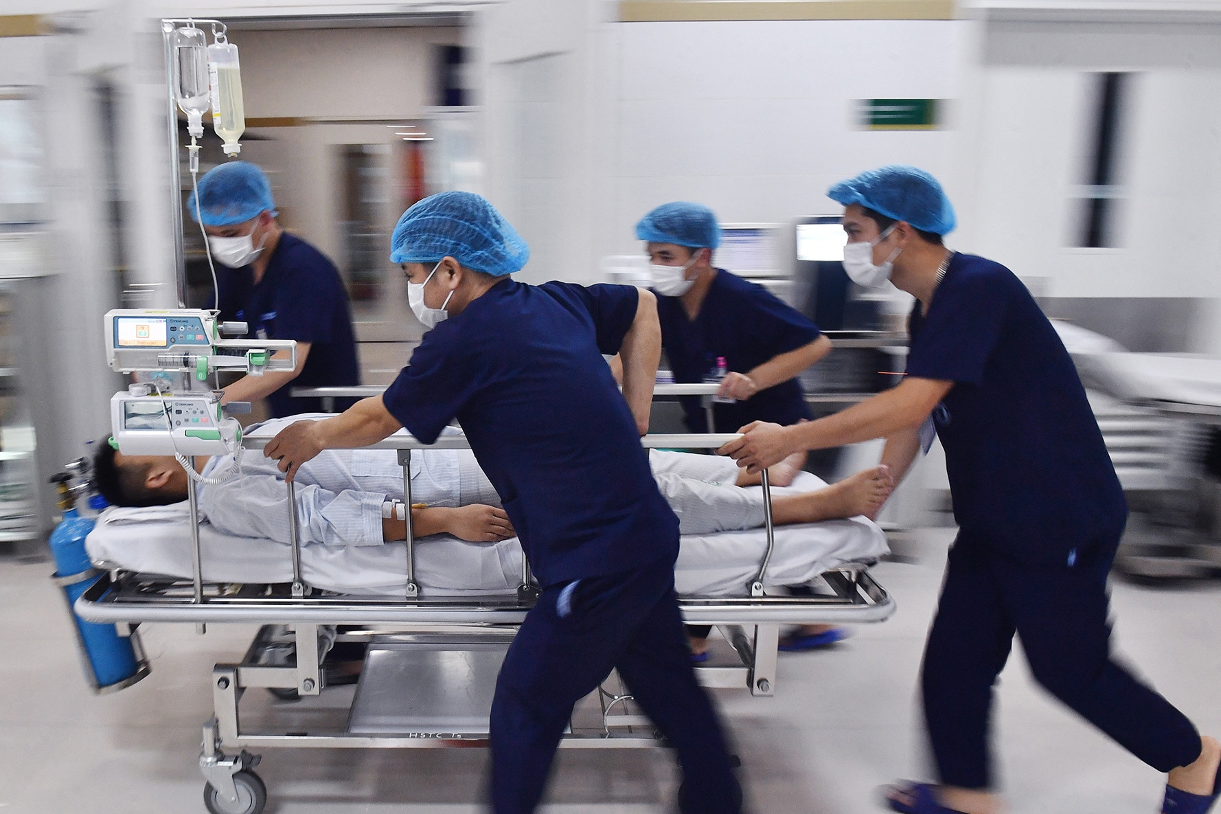 Mổ cấp cứu tối khẩn cho nam sinh Hà Nội bị dị vật xuyên sâu lồng ngực