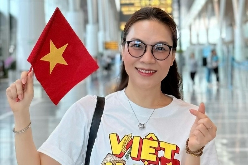 Mỹ Tâm cầm cờ Tổ quốc ở sân bay, Phương Oanh xinh đẹp với áo dài đỏ