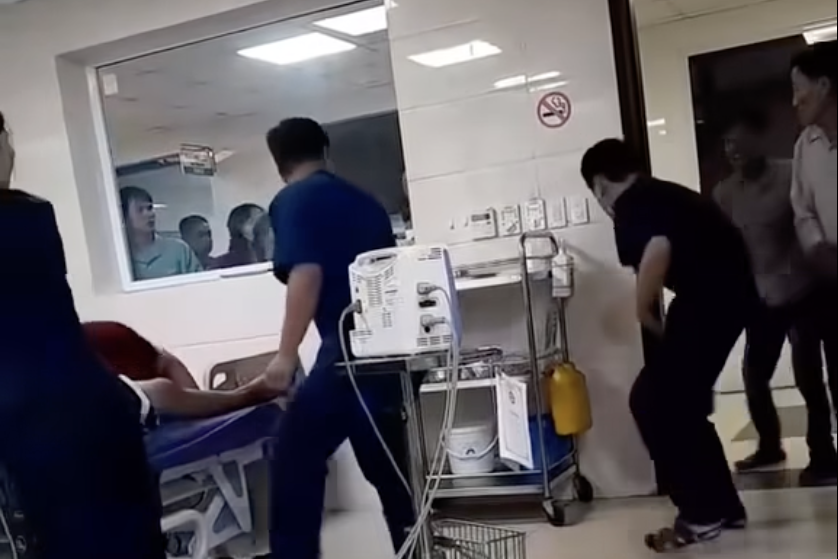 Nam điều dưỡng đi làm trở lại sau khi bị người nhà bệnh nhân đấm đạp