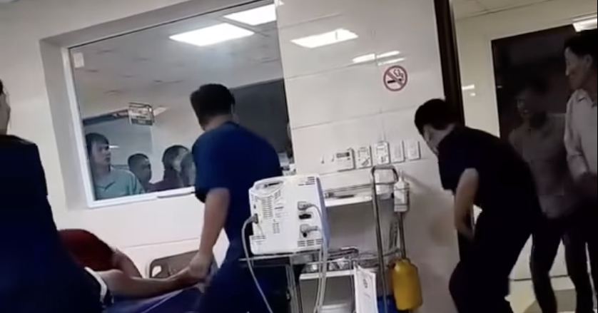 Nam điều dưỡng đi làm trở lại sau khi bị người nhà bệnh nhân đấm đạp