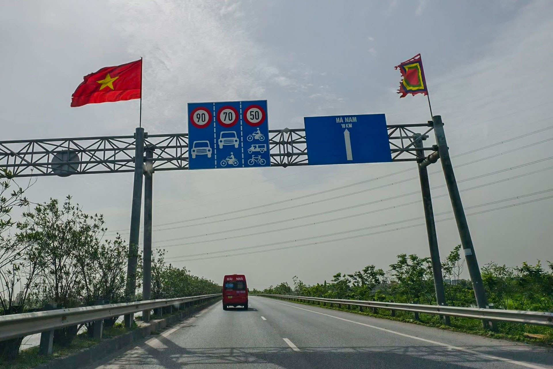 Nỗi khổ 'bò' sau xe chạy chậm bám làn trái: Khi nào hết cảnh ức chế trên đường?