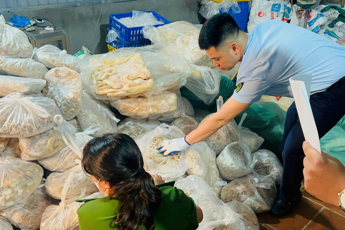Phát hiện 10 tấn nội tạng mốc xanh, hôi thối chờ lên bàn ăn ở Hà Nội