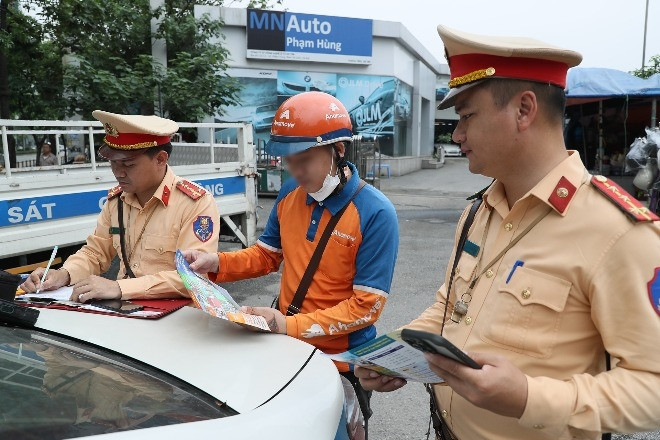 Tài xế 'dính' loạt lỗi, bất ngờ mức phạt khi cảnh sát Hà Nội phát 1 tờ giấy