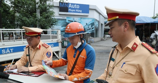 Tài xế 'dính' loạt lỗi, bất ngờ mức phạt khi cảnh sát Hà Nội phát 1 tờ giấy
