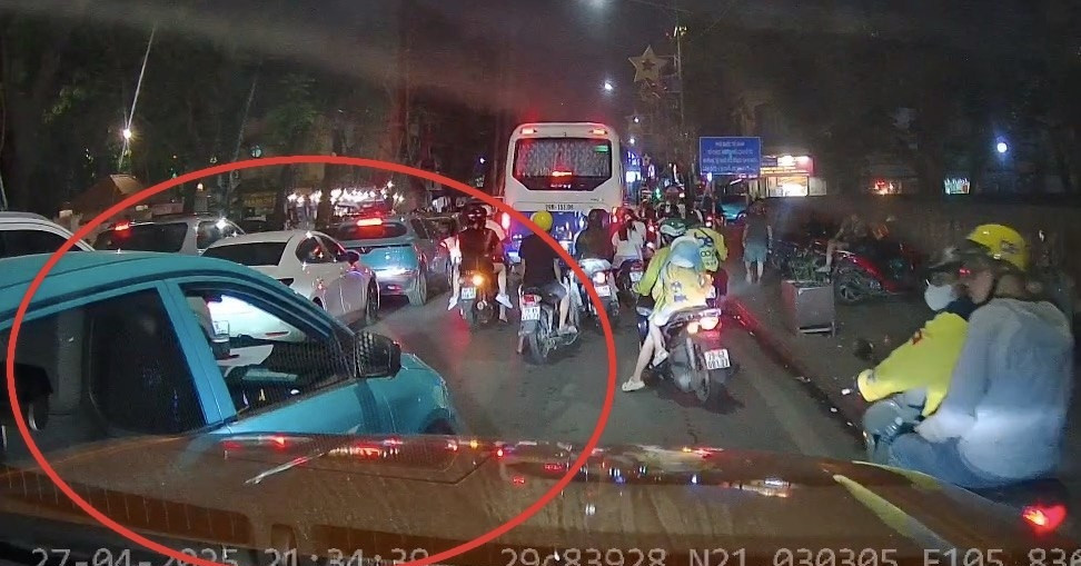 Tạt đầu xe bán tải, tài xế taxi hung hăng thách thức 'gọi công an đi'