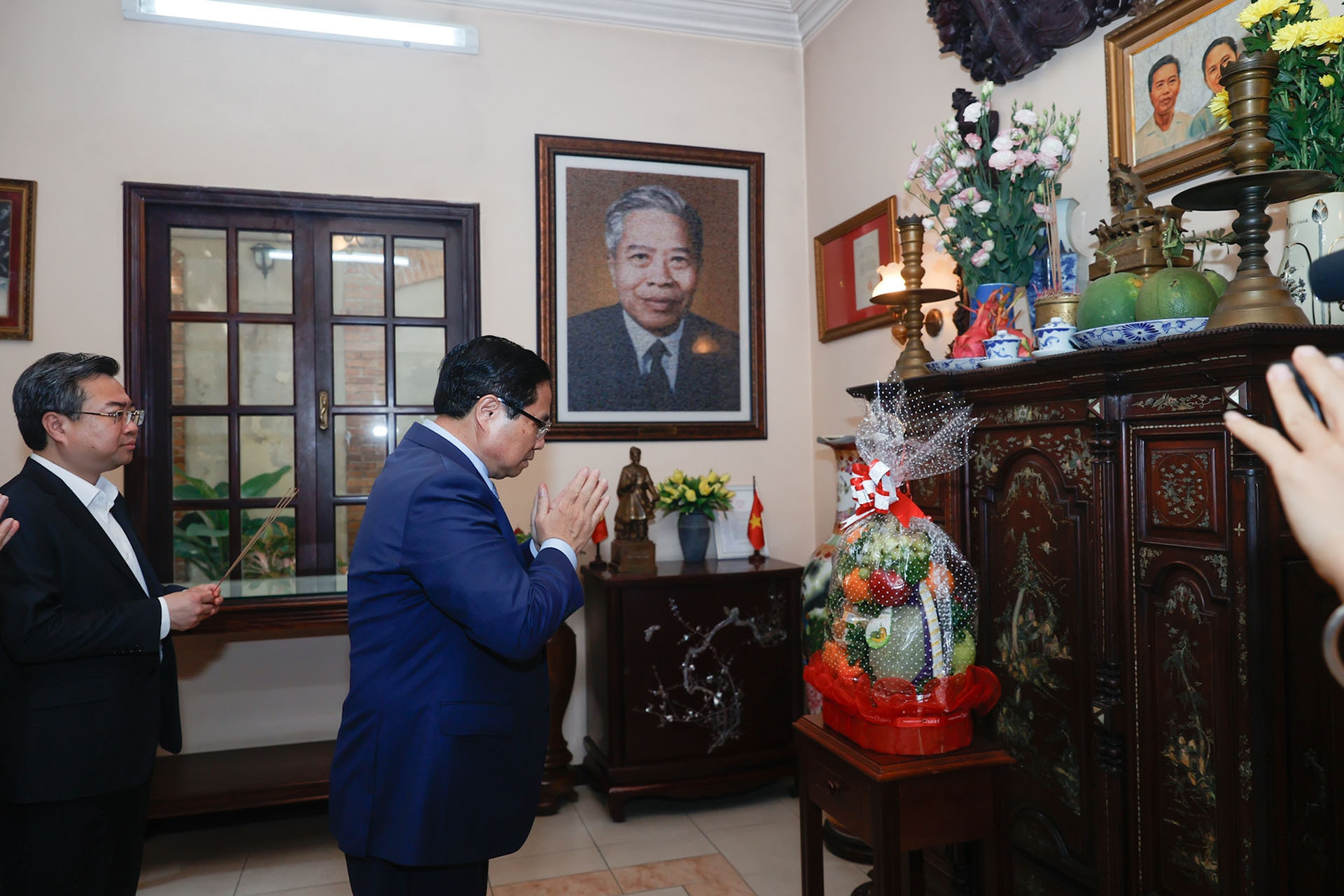 Thủ tướng dâng hương tưởng nhớ cố Chủ tịch Hội đồng Bộ trưởng Phạm Hùng, cố Thủ tướng Võ Văn Kiệt