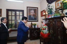 Thủ tướng dâng hương tưởng nhớ cố Chủ tịch Hội đồng Bộ trưởng Phạm Hùng, cố Thủ tướng Võ Văn Kiệt