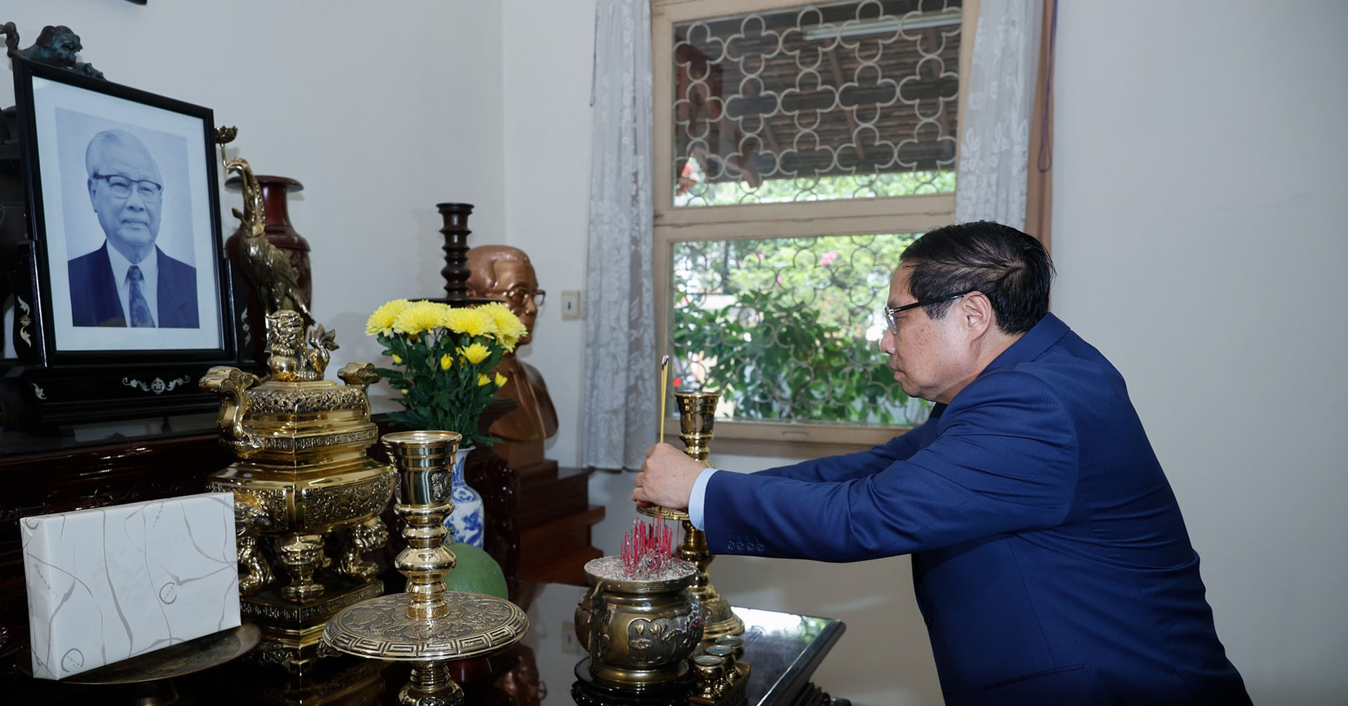 Thủ tướng dâng hương tưởng nhớ cố Chủ tịch Hội đồng Bộ trưởng Phạm Hùng, cố Thủ tướng Võ Văn Kiệt