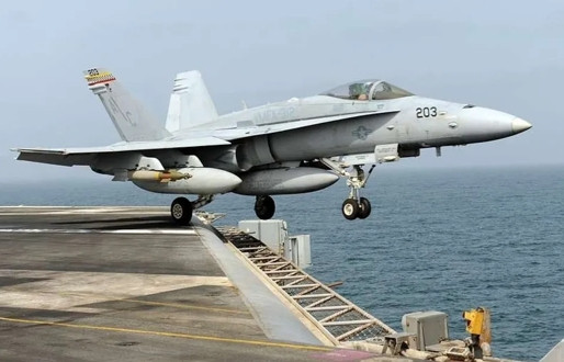 Tiêm kích trên tàu sân bay Mỹ rơi xuống Biển Đỏ