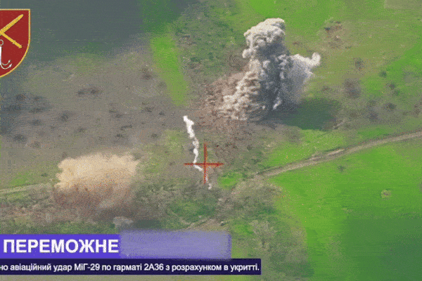 Video máy bay Ukraine dùng bom dẫn đường phá hủy lựu pháo của Nga