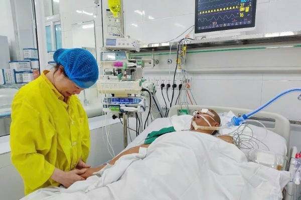 Vợ oà khóc đòi đưa chồng về vì không còn tiền để chạy thận