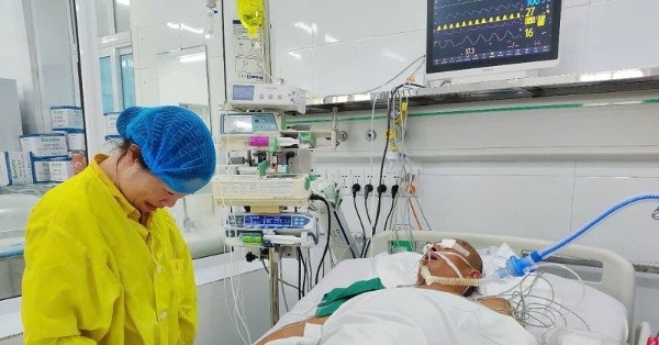 Vợ oà khóc đòi đưa chồng về vì không còn tiền để chạy thận