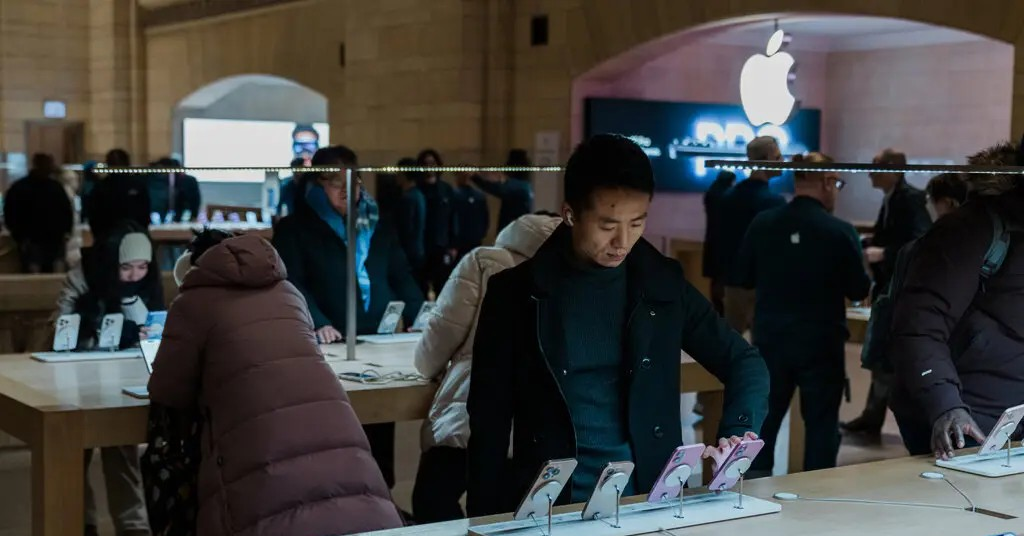 Apple ‘oằn mình’ trước thuế quan mới của ông Donald Trump