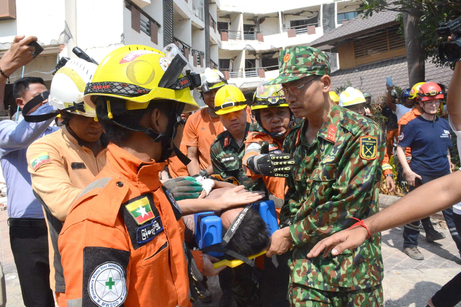 Bộ trưởng của Myanmar ấn tượng với bộ đội Việt Nam về năng lực cứu nạn