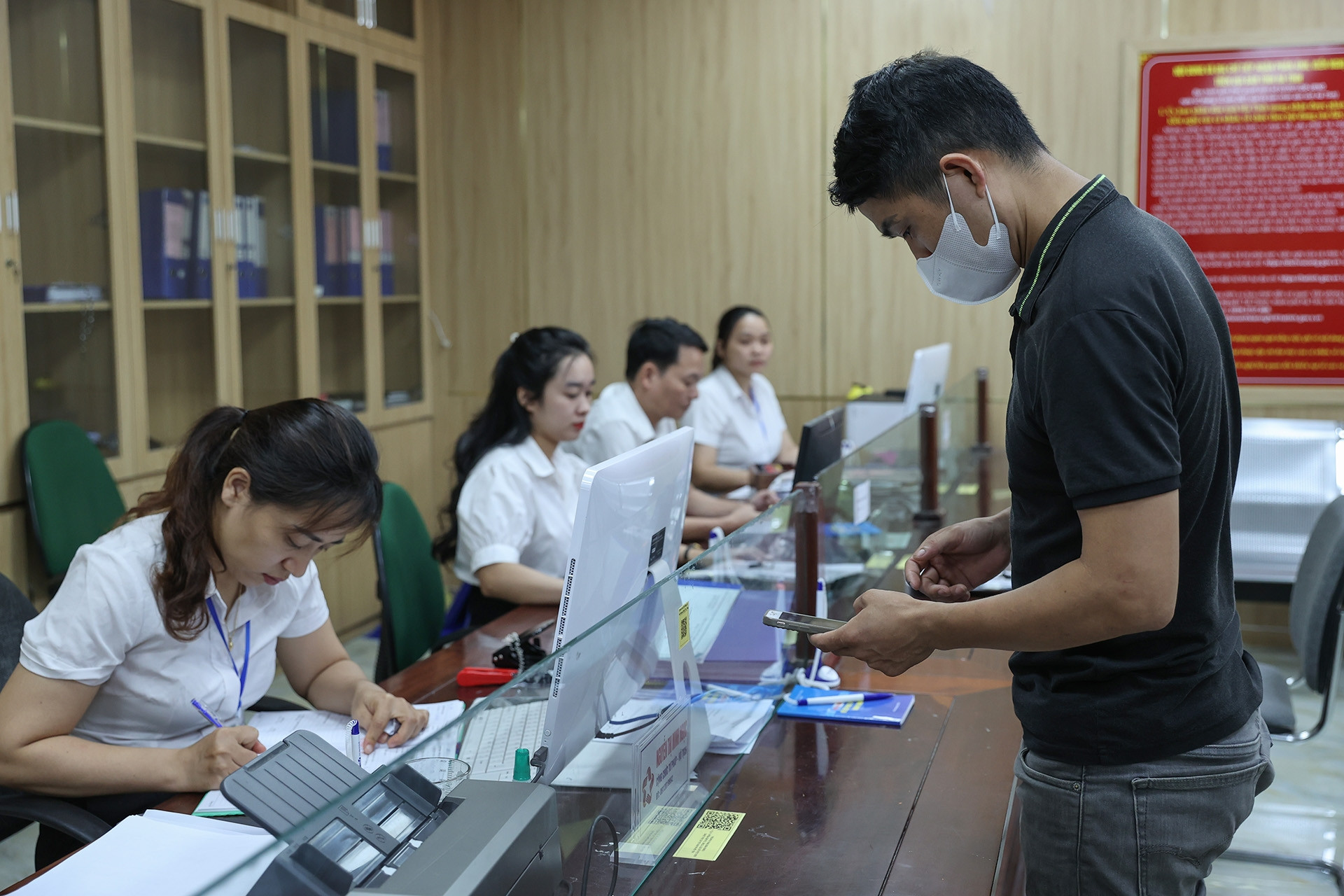 Cán bộ không chuyên trách lo bị ‘bỏ lại phía sau’ khi sáp nhập xã