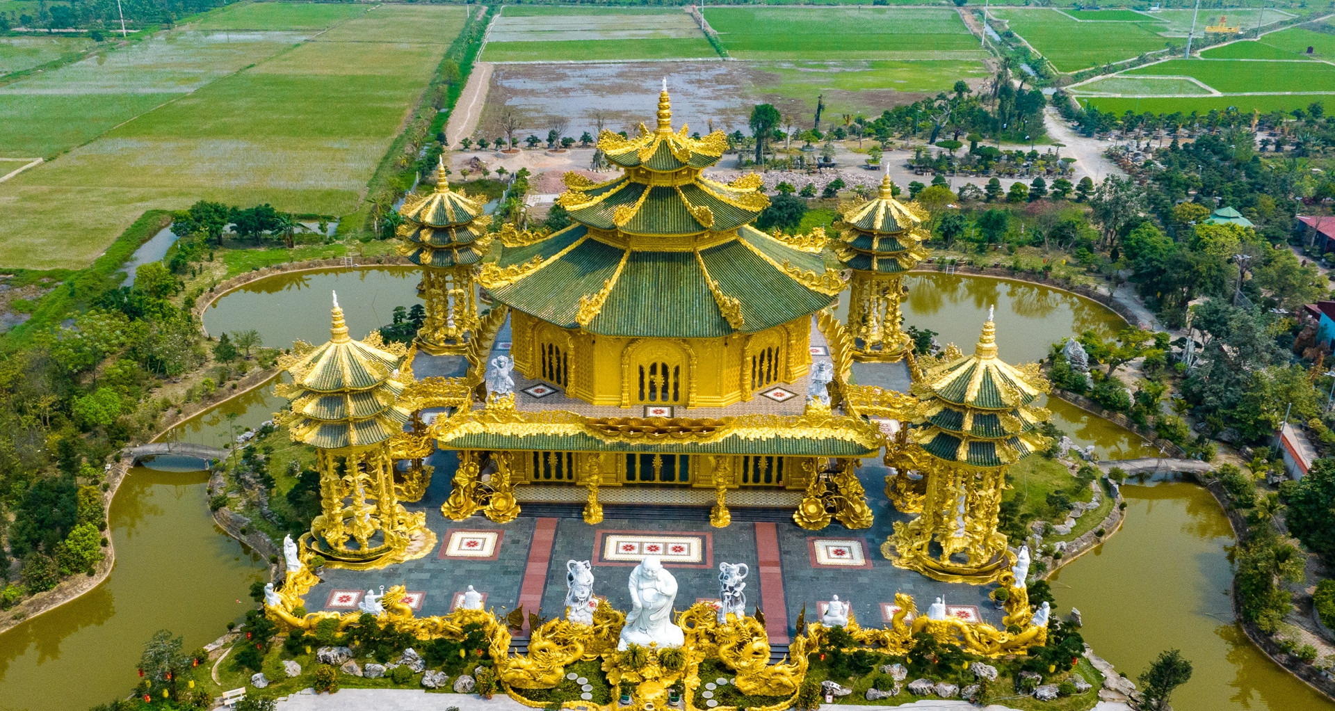 Chùa dát vàng trên cánh đồng làng ở Hưng Yên