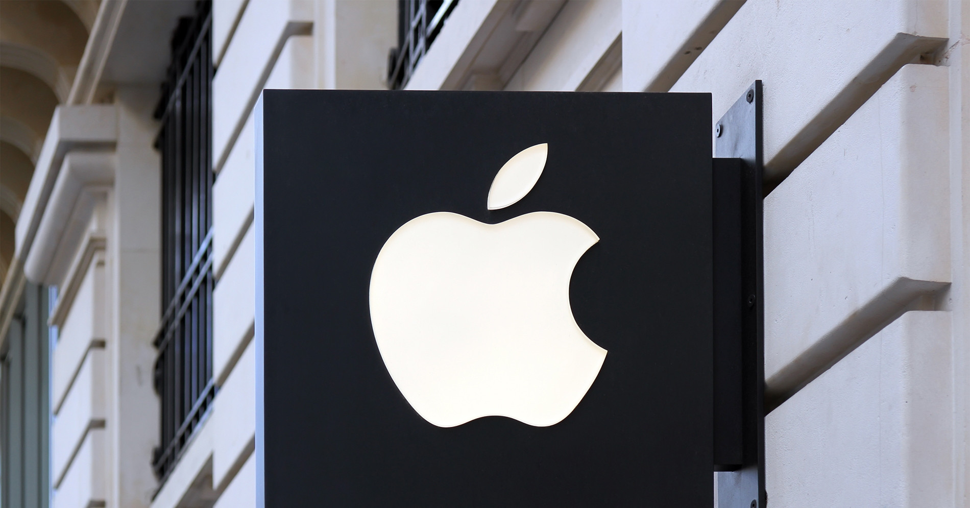 Cổ phiếu Apple, Tesla giảm mạnh sau thông báo thuế quan của Tổng thống Trump