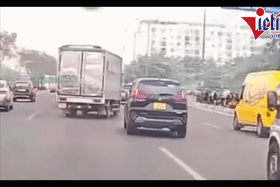 Công an truy tìm tài xế lái ô tô lạng lách trên phố như phim hành động