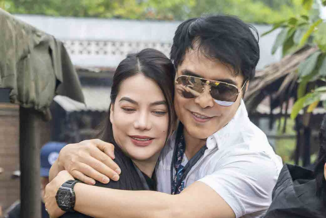 Danh tính người đàn ông ôm Trương Ngọc Ánh trong buổi khai máy phim mới