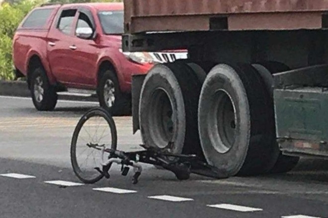 Đạp xe thể thao chạy vào làn ô tô, người phụ nữ bị xe container cán tử vong