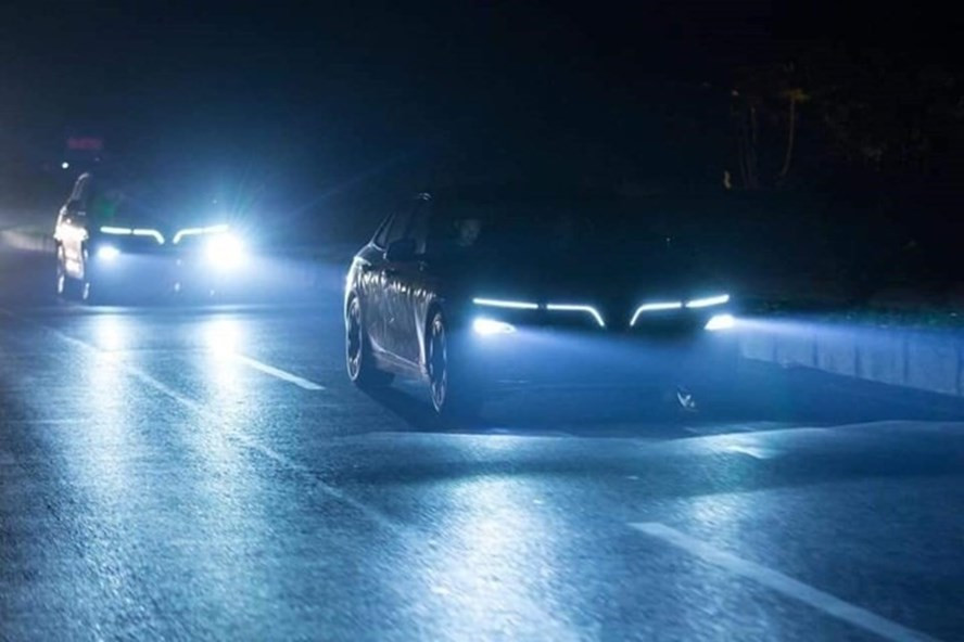 den chieu sang o to.jpeg